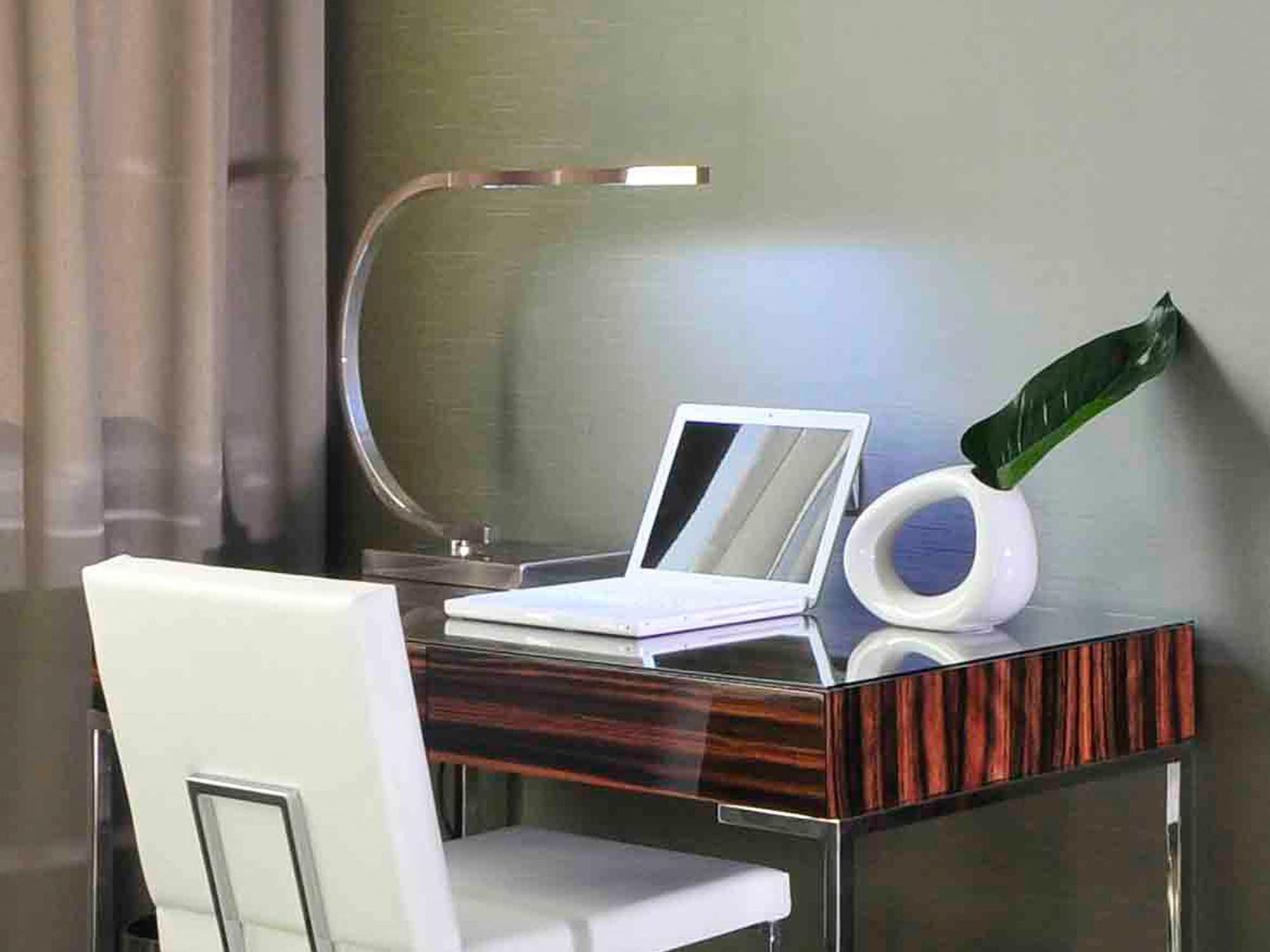 Altis Grand Hotel Lisbon Exterior photo A modern desk lamp