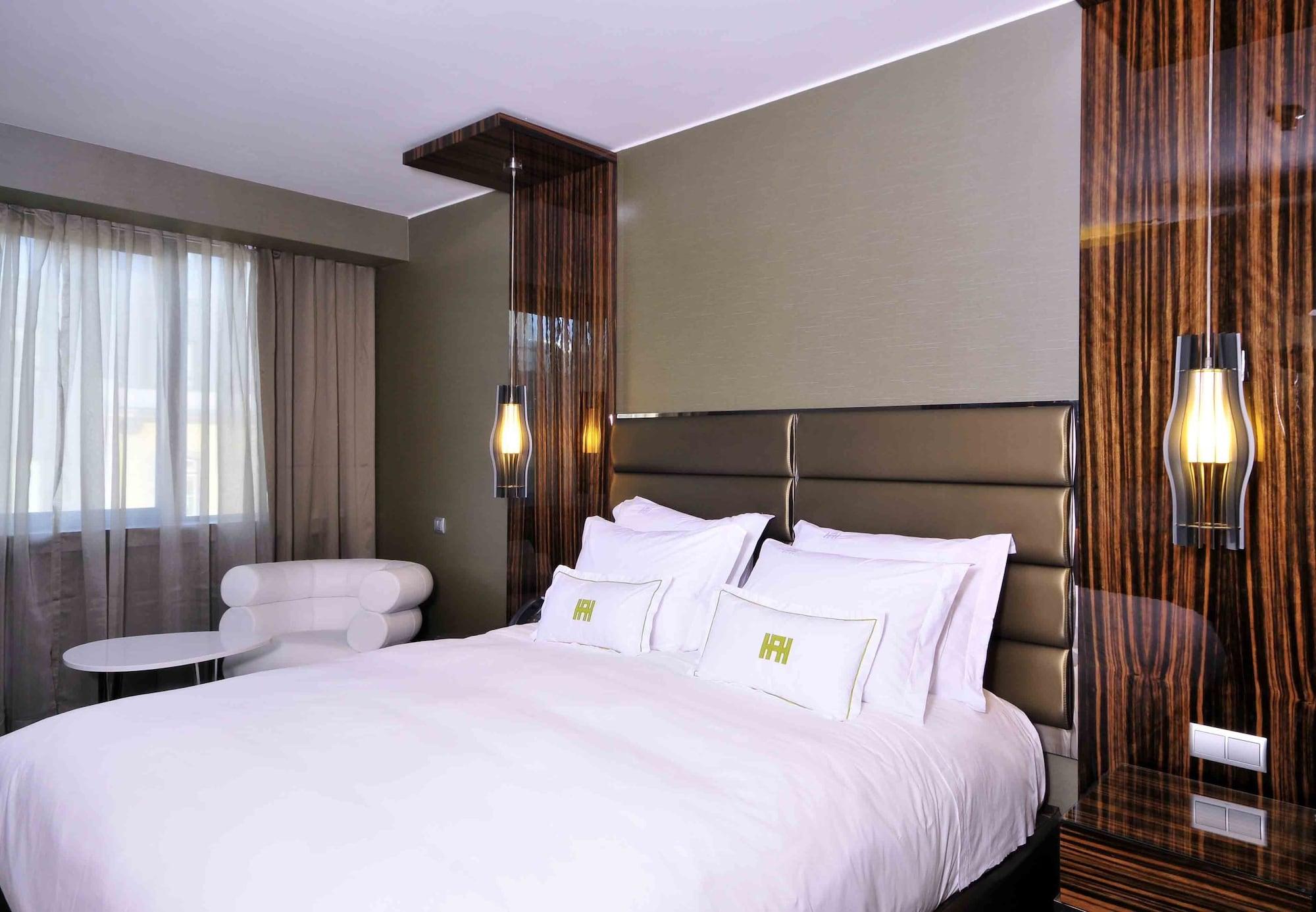 Altis Grand Hotel Lisbon Exterior photo A room at the hotel