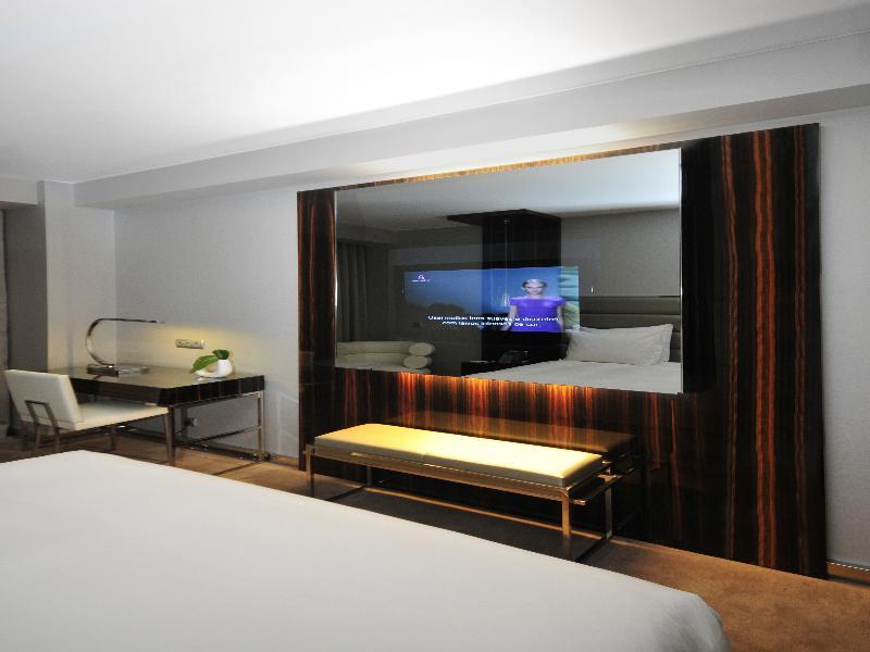 Altis Grand Hotel Lisbon Exterior photo A two-way mirror television